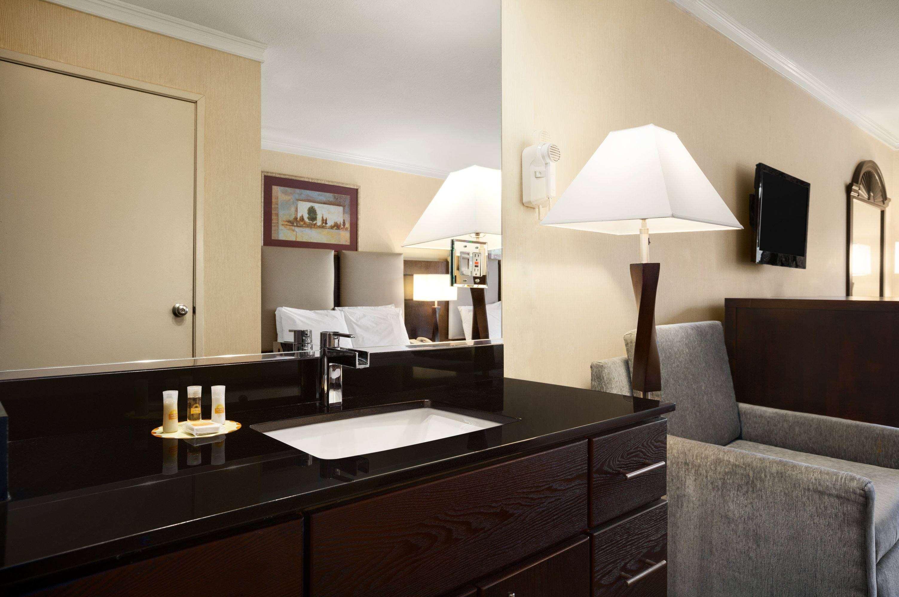 Days Inn By Wyndham Concord Bagian luar foto