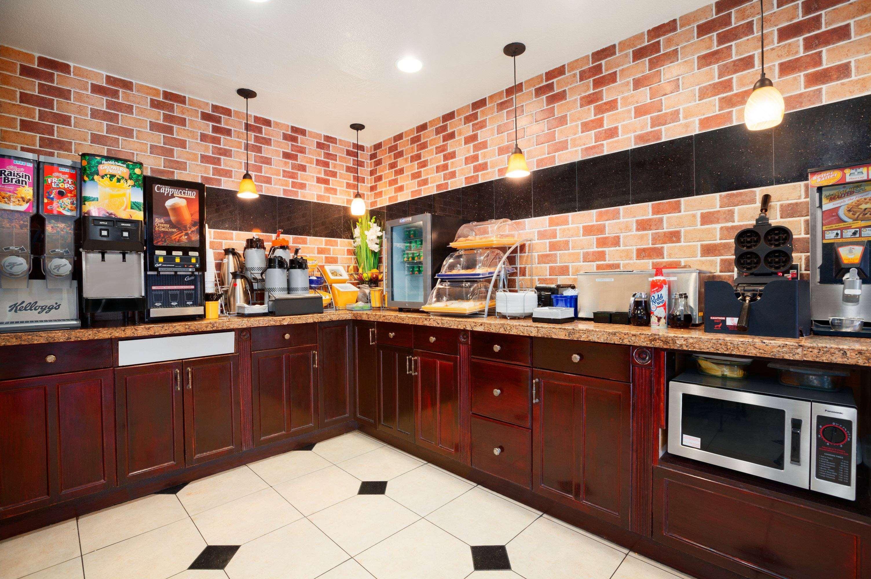 Days Inn By Wyndham Concord Bagian luar foto