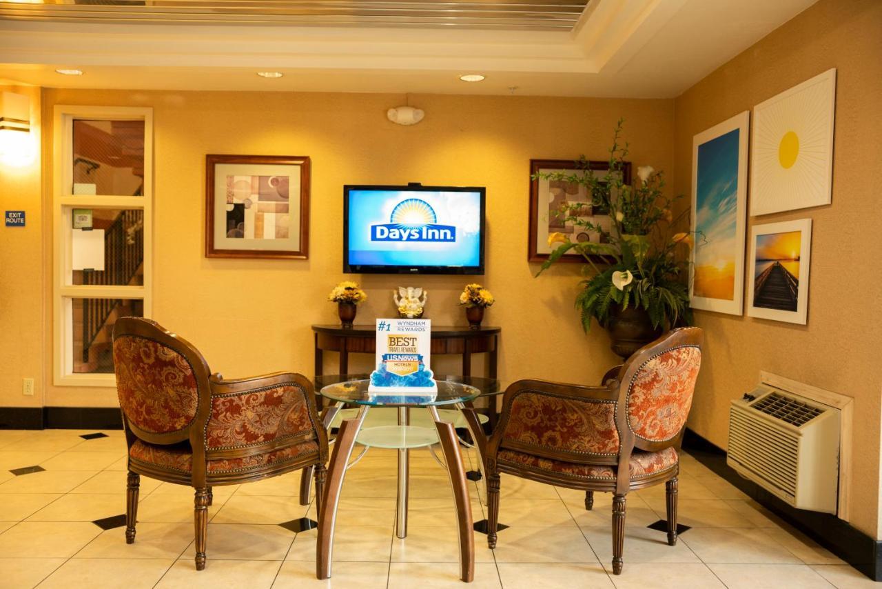 Days Inn By Wyndham Concord Bagian luar foto